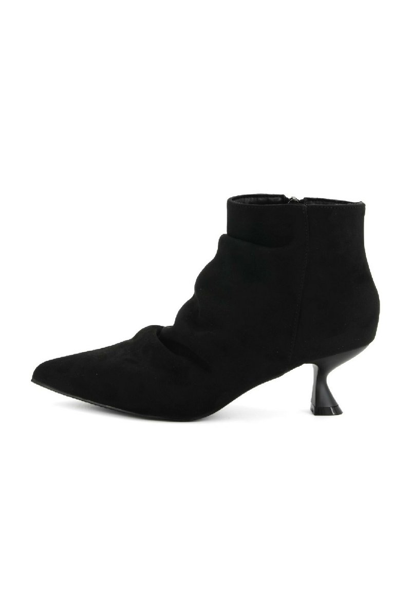 Stivale alla caviglia in suede nero con punta appuntita, corpo testurizzato e tacco curvato. Presenta materiale arricciato e una chiusura con zip sul retro.