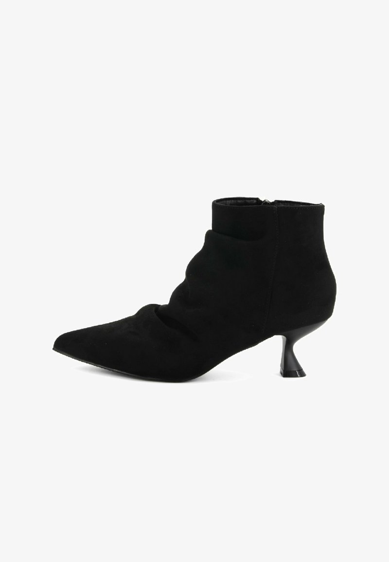 Stivale alla caviglia in suede nero con punta appuntita, corpo testurizzato e tacco curvato. Presenta materiale arricciato e una chiusura con zip sul retro.
