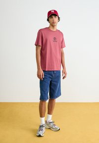 Timberland SMALL LOGO PRINT TEE LEMON PEPPER - T-Shirt print - apple butter