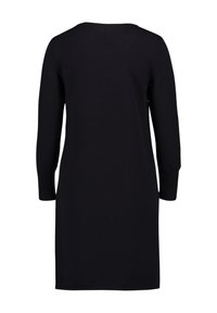 Robe noire midi à manches longues, en tissu doux. Présente un col rond simple et sans ornements ni motifs.