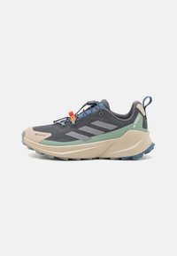 Unselected, carbon/grey three/silver green