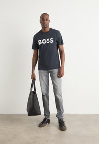BOSS TEE - Apdrukāts T-krekls - dark blue