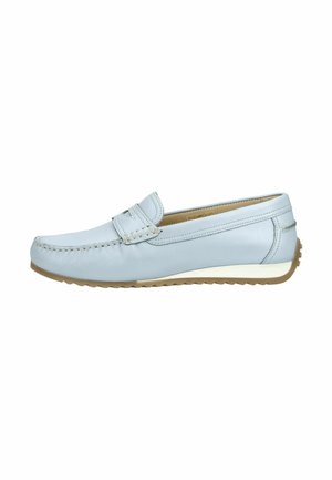 Mocassino slip-on in pelle azzurro chiaro con dettagli cuciti e suola in gomma marrone chiaro con tacchetti antiscivolo.