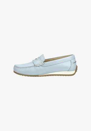 Mocassino slip-on in pelle azzurro chiaro con dettagli cuciti e suola in gomma marrone chiaro con tacchetti antiscivolo.