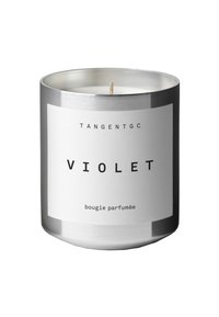 Duftkerze in einem Metallbehälter mit matter Silberoberfläche. Ein weißes Etikett zeigt in schwarzer Schrift "TANGENTGC VIOLET" und "bougie parfumée".