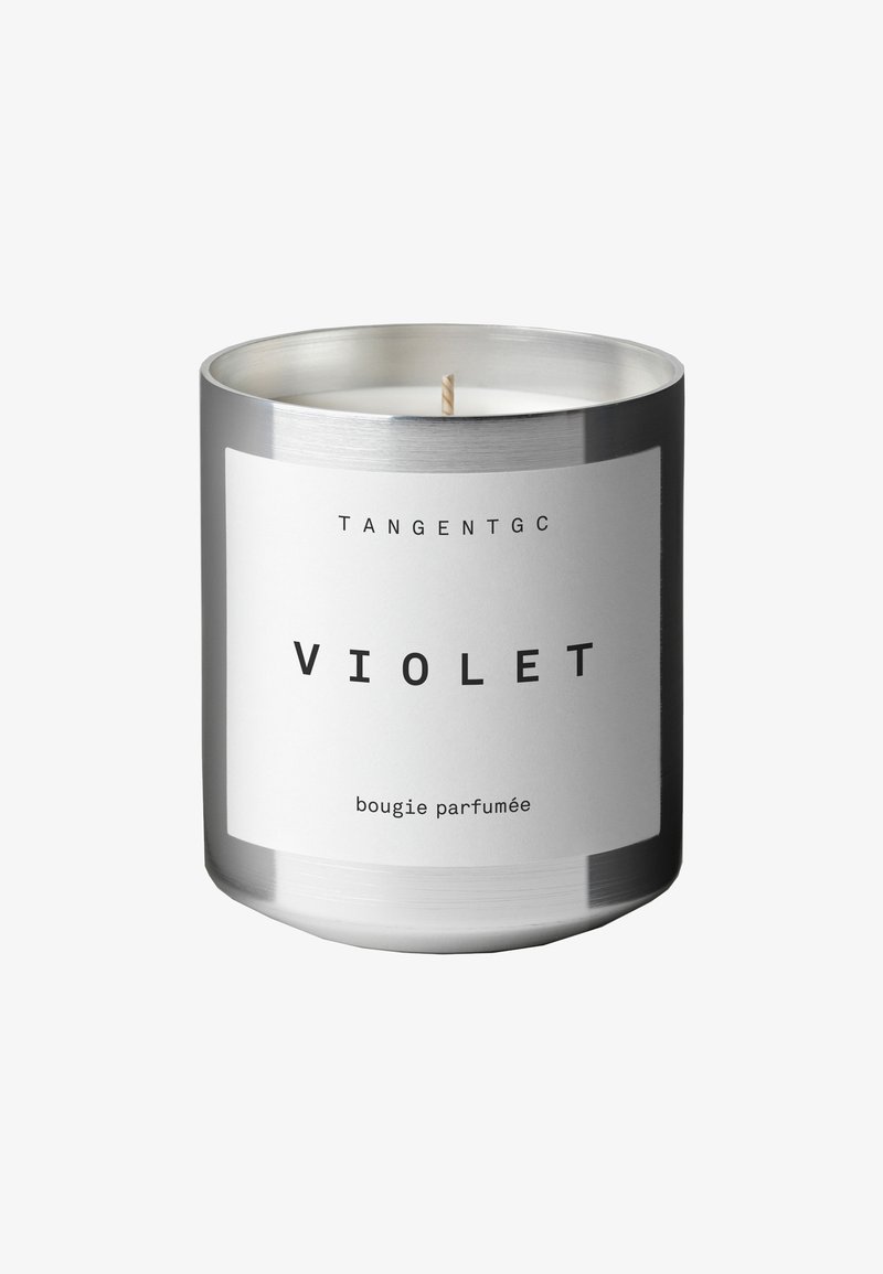 Duftkerze in einem Metallbehälter mit matter Silberoberfläche. Ein weißes Etikett zeigt in schwarzer Schrift "TANGENTGC VIOLET" und "bougie parfumée".