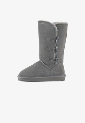 Szare zamszowe botki z krótką cholewką, trzema dekoracyjnymi pętlami po boku i miękką podszewką wewnętrzną. Płaska podeszwa dla komfortu i wsparcia.