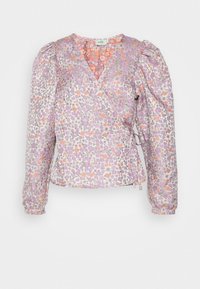 Blusa floral em lavanda clara, com mangas longas com punhos franzidos, um laço na cintura elástico e padrões mistos de laranja e roxo.
