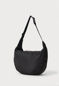 Bolso de hombro acolchado negro con forma redondeada, correa ajustable y textura suave. Cuenta con una hebilla en la correa para un ajuste fácil.