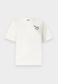 Λευκό μπλουζάκι με κοντό μανίκι και την επιγραφή «Παρίσι 1970» σε μπλε ναυτικό χρώμα στο αριστερό στήθος, απλό φόντο.