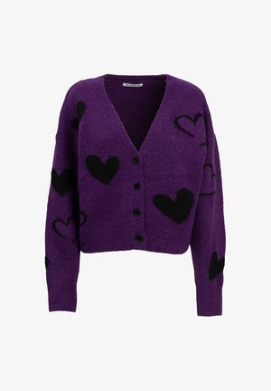 Paarse gebutton cardigan met lange mouwen, versierd met verschillende zwarte hartvormen aan de voorkant en op de mouwen.