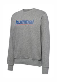 Heather grauer Langarm-Crewneck-Sweatshirt mit blauem und rotem "hummel"-Logo auf der Brust, gerippten Bündchen und Saum.