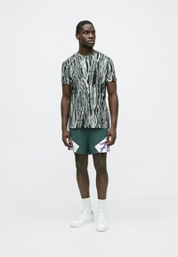 Carlo Colucci MATCH POINT  - Lühikesed püksid - bottle green/purple/white