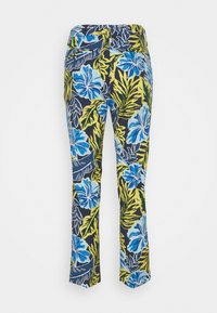 Pantalon avec imprimé audacieux d'hibiscus bleu et de feuilles tropicales vertes, coupe droite, avec poches arrière sur fond blanc.