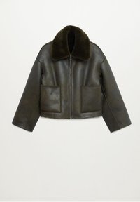 Veste en cuir vert foncé avec fermeture éclair à l'avant, grandes poches avant et large col en fourrure douce.