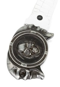 Zwarte metalen gesp in de vorm van een schedel met ingewikkelde details, bevestigd aan een witte gescheurde leren band. Bevat gegraveerde accenten.