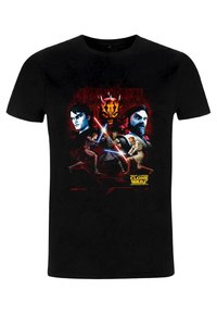 Sort bomulds T-shirt med et farverigt grafik af karakterer fra "Star Wars: The Clone Wars," inklusive Jedi og Sith, med lysvæsser trukket.