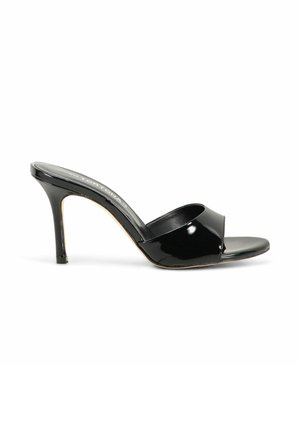 Mule nero in pelle verniciata con punta aperta, tacco sottile di quattro pollici e ampia fascia anteriore su sfondo bianco.