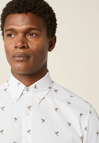 Next EASY IRON PRINTED OXFORD REGULAR FIT - Marškiniai - white neutral bird