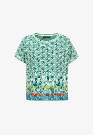 Korte mouwen, turkoois-gepatrooneerde top van textuurstof. Kenmerkt zich door geometrische ontwerpen in blauwtinten, geel en rood aan de onderrand.