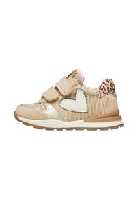 Zapatillas infantiles en dorado y beige con correas de velcro, detalle de corazón y estampado de leopardo en el talón. Presentan un tejido texturizado y suela de goma.