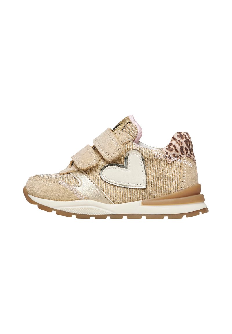 Zapatillas infantiles en dorado y beige con correas de velcro, detalle de corazón y estampado de leopardo en el talón. Presentan un tejido texturizado y suela de goma.
