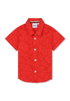 Camicia rossa a maniche corte con bottoni, con un sottile motivo a foglie, colletto classico e bottoni bianchi, etichetta "BOSS" all'interno del colletto.