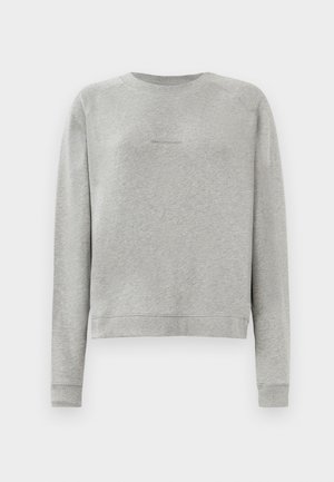Sweatshirt gris à manches longues, col rond et poignets côtelés. Présente un logo discret à l'avant. Tissu doux et texturé.