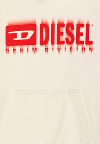 Felpa beige con cappuccio caratterizzata da un ampio logo rosso Diesel con effetto sfumato e tasca frontale a marsupio. Tessuto morbido con una leggera trama.