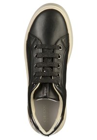 Baskets en cuir noir avec une finition lisse, semelle blanche contrastante, design à lacets et lacets noirs scintillants. Marque Geox visible à l'intérieur.