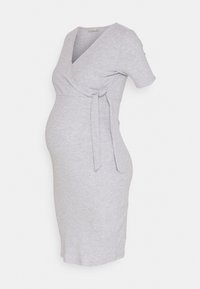 Ljusgrå ribbad graviditet-wrapklänning med korta ärmar och sidoknytning, åtsittande över en gravid mage, uppvisad på en mannekäng.