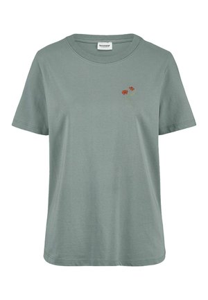 Baumwoll-T-Shirt mit kurzen Ärmeln in Salbeigrün, Rundhalsausschnitt und kleiner roter Blumenstickerei auf der linken Brust.