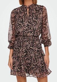 Robe longue à manches longues en tissu transparent avec un motif cachemire, dotée d'une taille froncée, d'un ourlet à volants et d'une encolure goutte d'eau, dans des nuances de rose et noir.