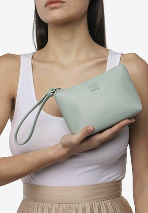Borsa in pelle verde menta chiaro con finitura testurizzata, chiusura con zip e tracolla. Forma rettangolare compatta, design minimalista.