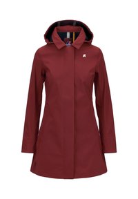 Dames lange mouwen bordeauxrode regenjas met capuchon, voor sluiting en klein logo op de linkermouw, weergegeven op een witte achtergrond.