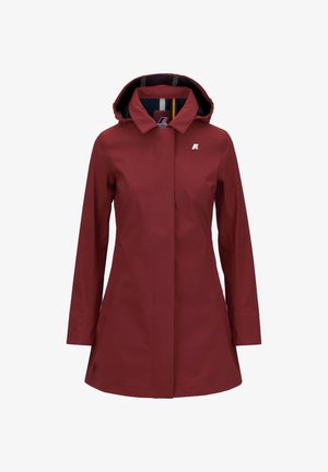 Damski długi płaszcz przeciwdeszczowy w kolorze bordowym z kapturem, z przodem zapinanym na zamek i małym logo na lewej piersi, wyeksponowany na białym tle.