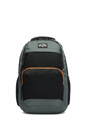Grå og sort rygsæk med frontlynlåslomme markeret med orange og et Billabong-logo mærke øverst i midten.