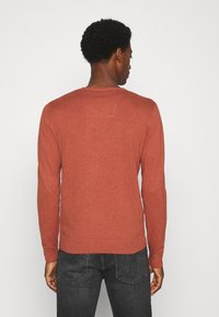 TOM TAILOR V NECK  - Strickpullover - heated orange melange