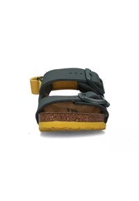 Sandalo in pelle nera con doppia fibbia, suola in sughero e suola esterna in gomma gialla. Design aperto con caratteristiche regolabili per una migliore vestibilità.