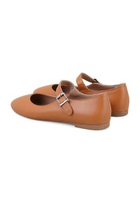 Braune Lederballerinas mit runder Zehenpartie, ausgestattet mit einem Einzelriemen und Schnallen-Detail. Glatte Oberfläche mit flacher Sohle.