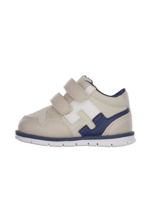 Sneaker beige per bambini con dettagli blu navy e bianchi, due cinturini in Velcro e suola bianca con bordo blu navy.