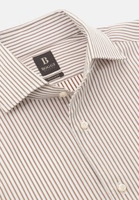 Camisa blanca con finas rayas marrones, cuello abotonado y botones blancos. Cuenta con una etiqueta "Boggi Milano" que indica un corte regular.