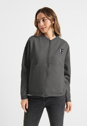 Grijze zip-up sweatshirt met een hoge kraag, zachte textuur en een geborduurd 'F' logo op de linkerkant van de borst. Casual pasvorm, lange mouwen.