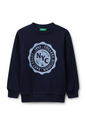 Felpa blu navy con grafica rotonda contenente "NYC," "1965," e "COLLEGE DIVISION" in azzurro chiaro. Polsini e orlo a coste. Tessuto morbido.