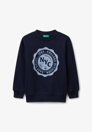 Sudadera azul marino con un gráfico redondo que presenta "NYC," "1965," y "DIVISIÓN UNIVERSITARIA" en azul claro. Puños y dobladillo acanalados. Textura suave.