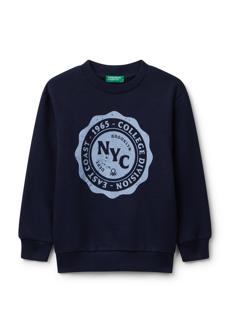 Námořnický modrý svetr s kulatou grafikou obsahující "NYC," "1965," a "COLLEGE DIVISION" ve světle modré. Žebrované manžety a lem. Měkká textura.