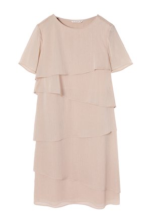 Vestido de capas en rosa pálido con mangas cortas, que presenta una tela suave y texturizada y un dobladillo en ondas, creando una silueta fluida.
