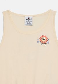 Canotta crema in cotone con un design floreale colorato e un volto sorridente, accompagnata dal testo "EST. 1919" sotto.