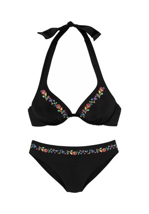 Svart bikinisett med trekantet topp med knytning i nakken og dekorativ blomsterbroderi, kombinert med lavt midje-bunn med lignende detaljer.