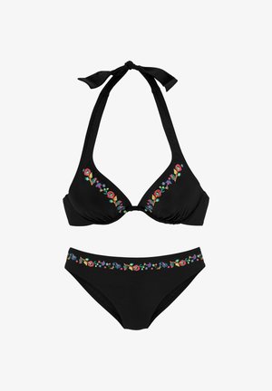 Zwart bikini-set met een driehoekige top met een striknek en decoratieve bloemborduursels, gecombineerd met laag uitgesneden slipjes met vergelijkbare accenten.